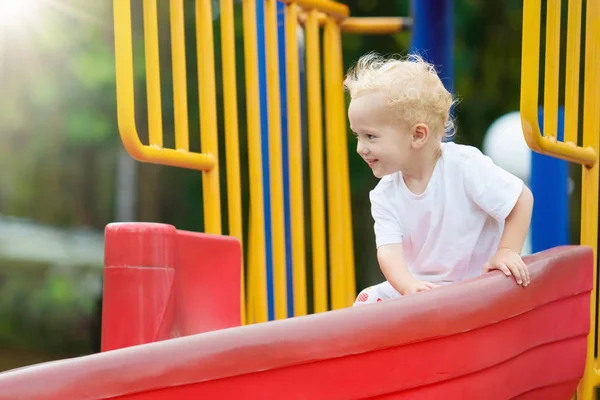Kinderen op de speelplaats. Kinderen spelen in de zomer park. — Stockfoto