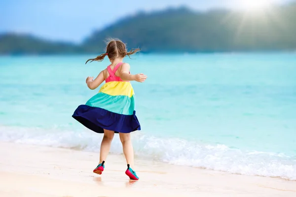 Kinderen op tropisch strand. Kinderen spelen op zee. — Stockfoto