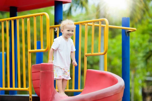 Crianças no parque infantil. Crianças brincam no parque de verão . — Fotografia de Stock