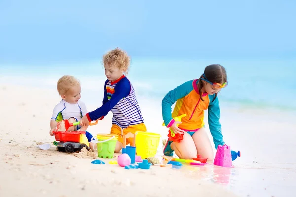 Діти на тропічному пляжі. Діти грають на морі . — стокове фото