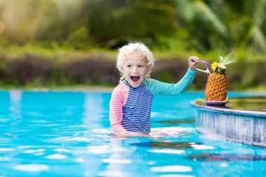 Çocuk Yüzme Havuzu barda suyu içme