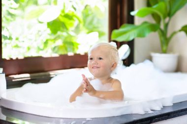 Köpük banyosu çocuk. Banyo evlat. Bebek duş.