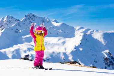Kayak ve kar eğlenceli. Kayak çocuklar. Çocuk kış spor.