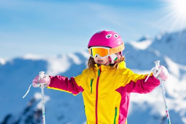 Kayak ve kar eğlenceli. Kayak çocuklar. Çocuk kış spor.