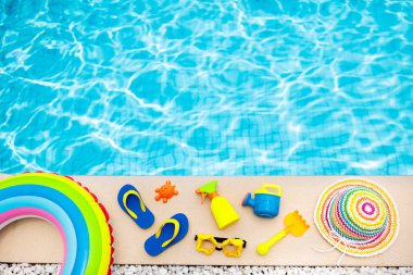Havuz ve plaj öğeleri düz yatıyordu. Yaz tatili.
