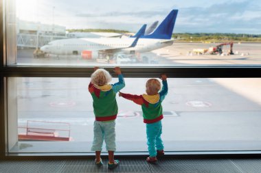Çocuklar seyahat ve sinek. Havaalanında uçak, çocuk
