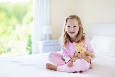 Çocuklar yatakta. Çocuk pijama. Aile yatak odası.