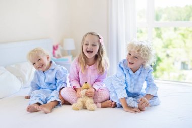 Çocuklar yatakta. Çocuk pijama. Aile yatak odası.