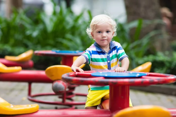 Bambino nel parco giochi della scuola. I bambini giocano . — Foto Stock