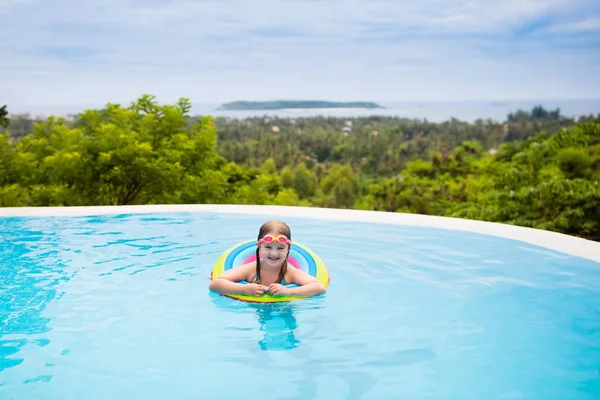 Enfant avec lunettes dans la piscine. Les enfants nagent . — Photo