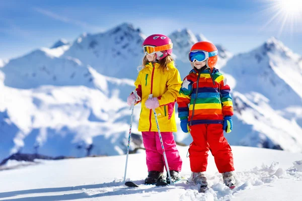 Skidor och snö vinter roligt för barnen. Barn skidor. — Stockfoto