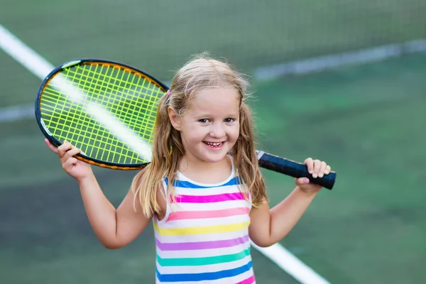 Criança jogando tênis no campo ao ar livre — Fotografia de Stock
