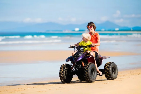 Niños en quad bike. Vehículo todoterreno todoterreno . — Foto de Stock