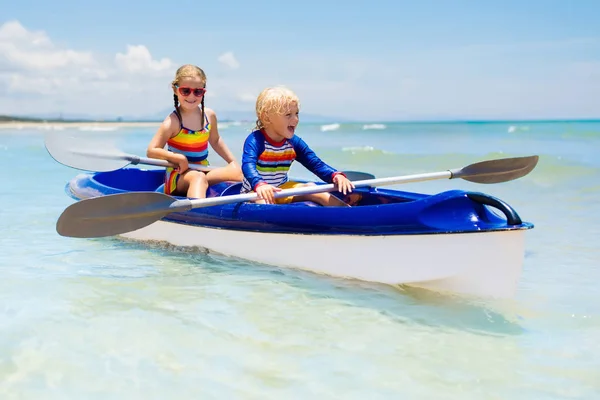 Niños navegando en kayak en el océano. Niños en kayak en mar tropical —  Fotos de Stock