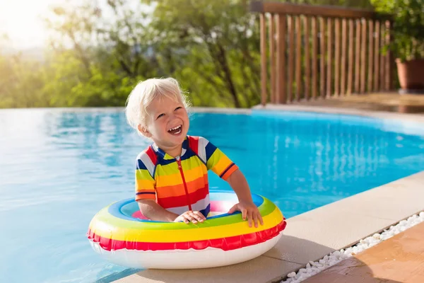 Bebé en la piscina. Los niños nadan. Diversión infantil verano . — Foto de Stock