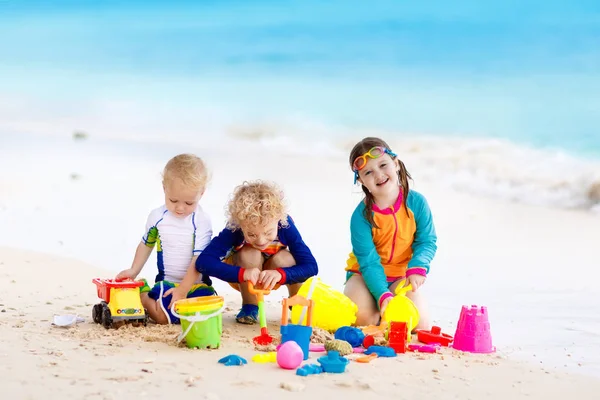 热带海滩的孩子们在海上玩耍的孩子. — 图库照片