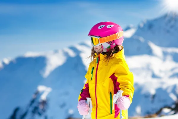 Σκι και snow διασκέδαση. Παιδικά σκι. Παιδί χειμερινό άθλημα. — Φωτογραφία Αρχείου
