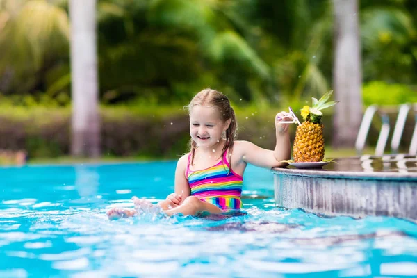 Çocuk Yüzme Havuzu barda suyu içme — Stok fotoğraf
