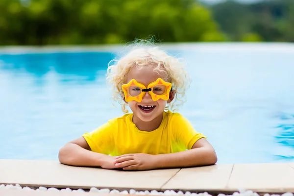 Kind met bril in zwembad. Kinderen zwemmen. — Stockfoto