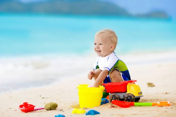 Los niños juegan en la playa tropical. Arena y agua juguete . —  Fotos de Stock