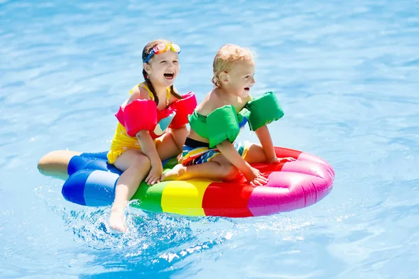 Barnen på uppblåsbara flyta i poolen. — Stockfoto