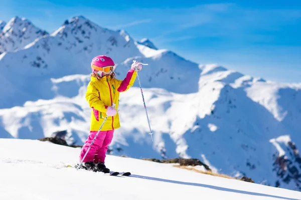 Kayak ve kar eğlenceli. Kayak çocuklar. Çocuk kış spor. — Stok fotoğraf