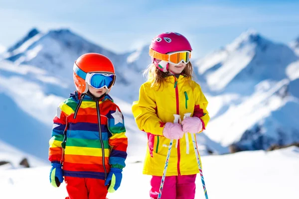 Skidor och snö vinter roligt för barnen. Barn skidor. — Stockfoto