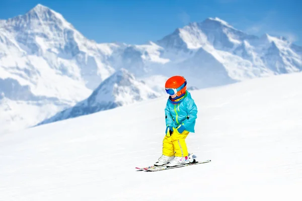 Dětský zimní snow sport. Děti na lyžích. Rodinné lyžování. — Stock fotografie