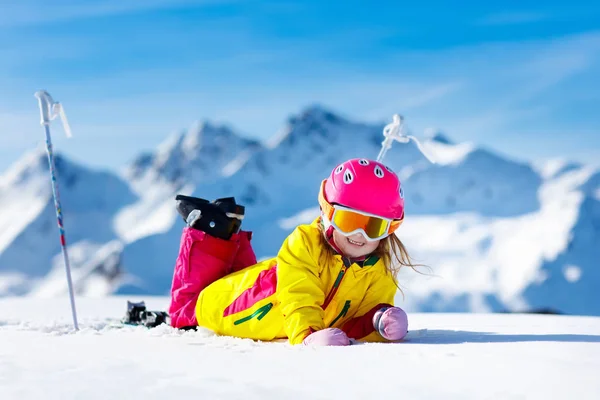 Ski en sneeuw plezier. Kinderen skiën. Kind-wintersport. — Stockfoto