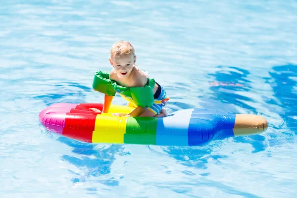 Niño en flotador inflable en piscina . — Foto de Stock