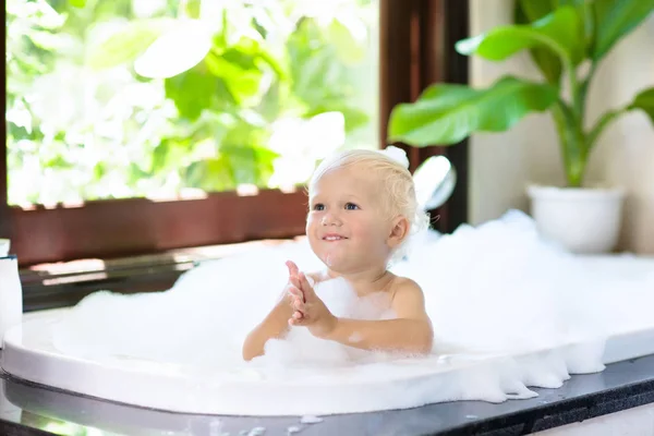 Niño en baño de burbujas. Baño de niños. Bebé en ducha . — Foto de Stock