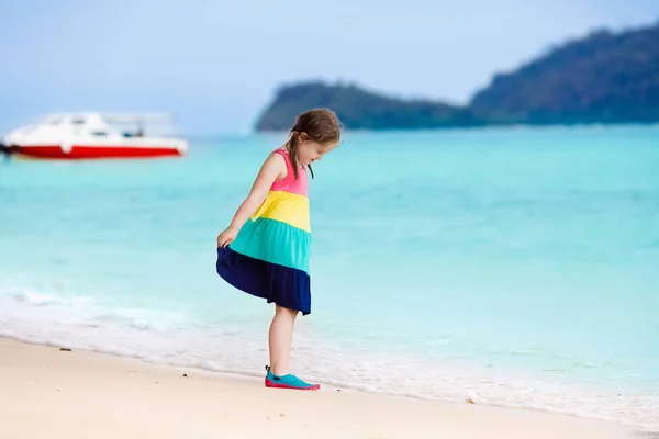 Bambini sulla spiaggia tropicale. Bambini che giocano in mare . — Foto Stock