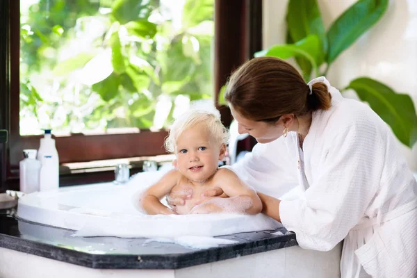 Mutter wäscht Baby in Schaumbad. Wasserspaß. — Stockfoto