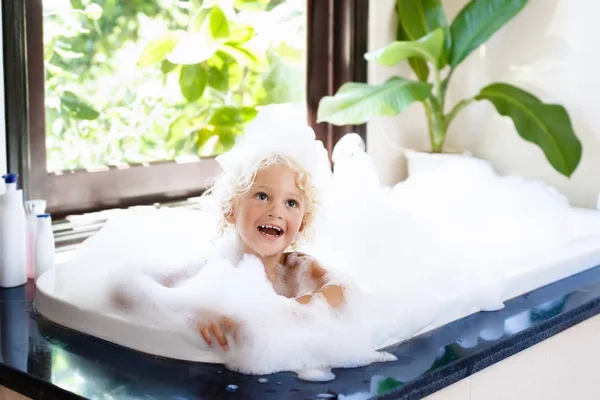 Дитина в бульбашковій ванні. Дитяче купання. Дитина в душі . — стокове фото