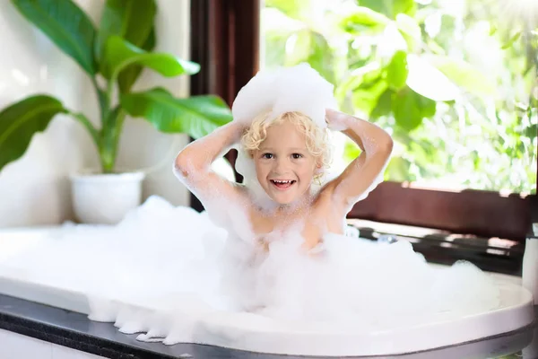 Gyermek a pezsgőfürdő. Gyerek fürdés. Baby zuhanyzó. — Stock Fotó