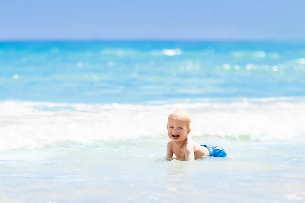Bambino sulla spiaggia tropicale. Vacanze al mare con bambini . — Foto Stock
