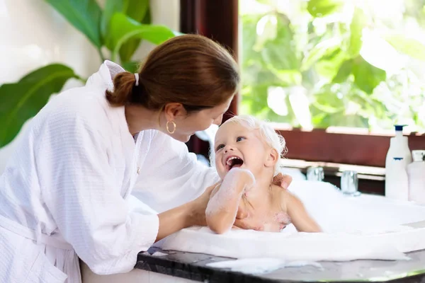 妈妈在泡浴中洗婴儿。水乐趣. — 图库照片