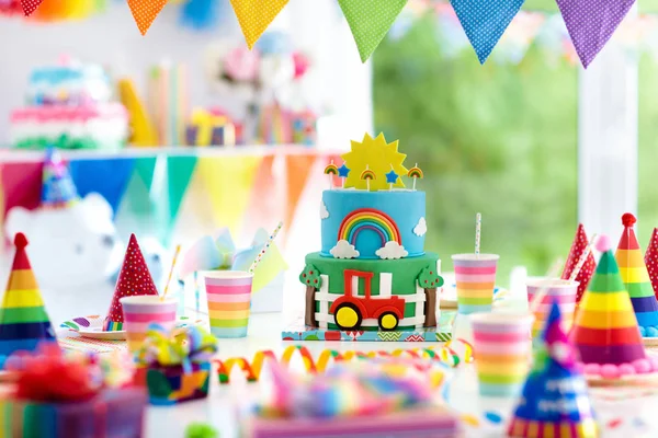 Çocuk doğum günü. Pasta küçük bir çocuk için. Çocuklar parti. — Stok fotoğraf