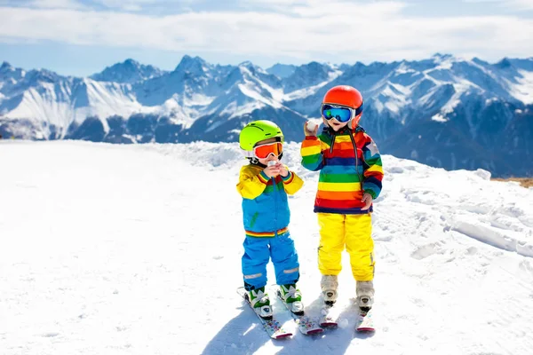 Skidor och snö vinter roligt för barnen. Barn skidor. — Stockfoto