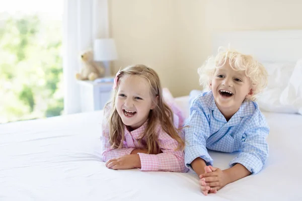 Çocuklar yatakta. Çocuk pijama. Aile yatak odası. — Stok fotoğraf