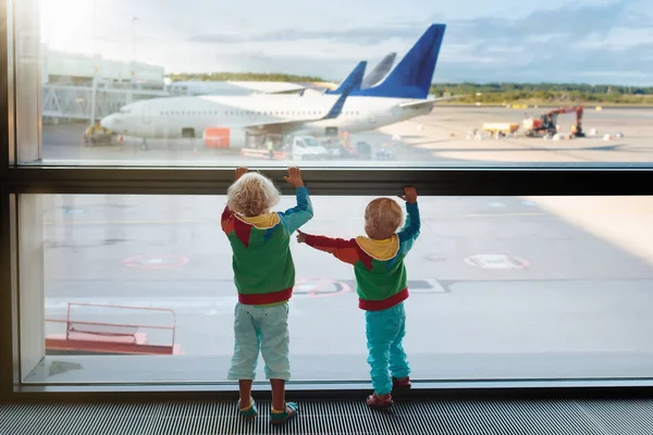 As crianças viajam e voam. Criança no avião no aeroporto — Fotografia de Stock