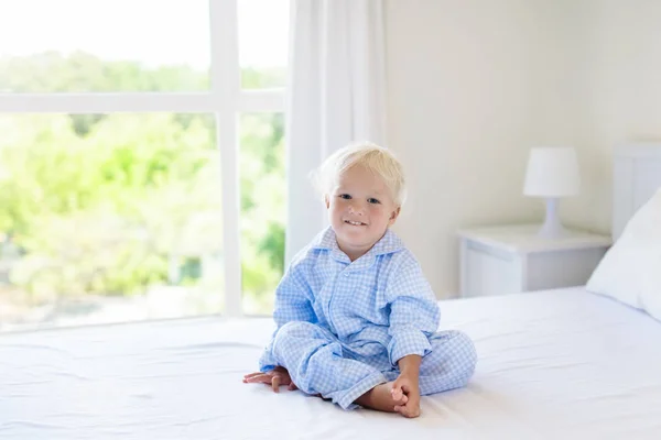 Çocuklar yatakta. Çocuk pijama. Aile yatak odası. — Stok fotoğraf