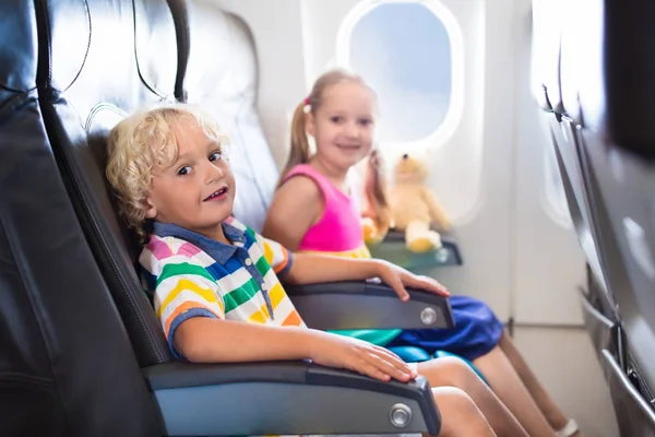 Kinderen vliegen vliegtuig. Fligh met kinderen. — Stockfoto
