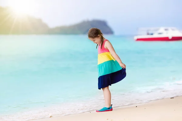 熱帯のビーチに子供。海で遊んでいる子供たち. — ストック写真