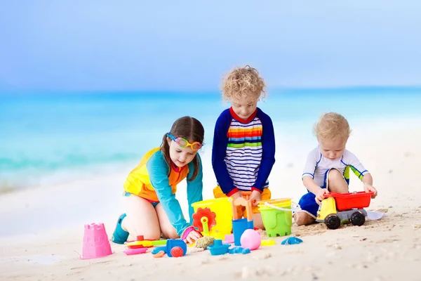 Niños en la playa tropical. Niños jugando en el mar . —  Fotos de Stock