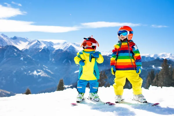 Sí és hó téli szórakozás a gyerekeknek. Gyermekek, síelés. — Stock Fotó