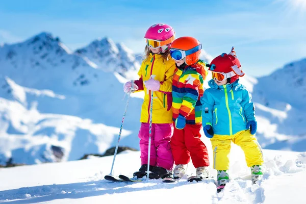 Sci e neve divertimento invernale per bambini. Bambini che sciano . — Foto Stock