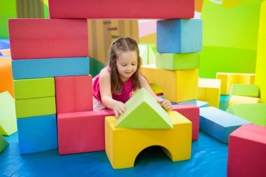 Çocuklar oynar. İnşaat oyuncak blok. Çocuk oyuncakları