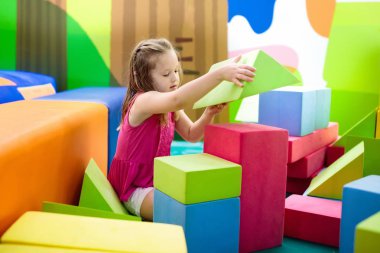 Çocuklar oynar. İnşaat oyuncak blok. Çocuk oyuncakları