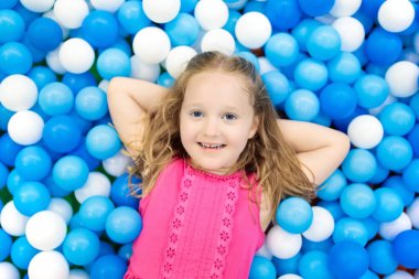 Çocuklar pit'e oynar. Top havuzunda oynayan çocuk